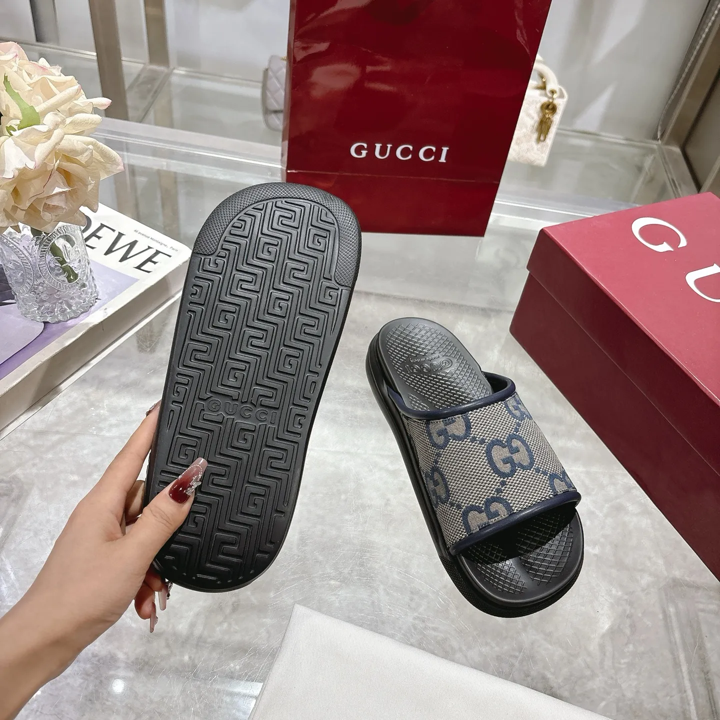 p400🐮🐮New summer men's slip-on slippers. Inspired by the summer spirit and beach clubs of the Italian coast, this piece is part of Gucci Lido. The Pre-Fall collection reinterprets the brand's signature elements and sophisticated patterns in a contemporary way. Made from black rubber, these flat sandals feature a slip-on design that reinterprets the brand's distinctive green and red web design. GG Classic Upper Men's Molded Rubber Footbed Gucci Logo Flat Made in Italy Size: Men's 40 to 47,